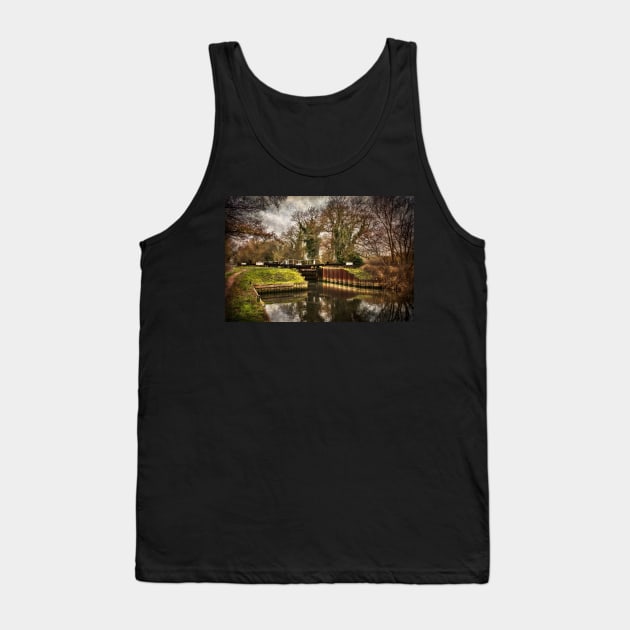Sulhamstead Lock on the Kennet and Avon Tank Top by IanWL